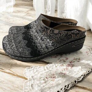 Spring Step LArtiste Floral Embossed Scandi Knit Artisan Clogs Size 10